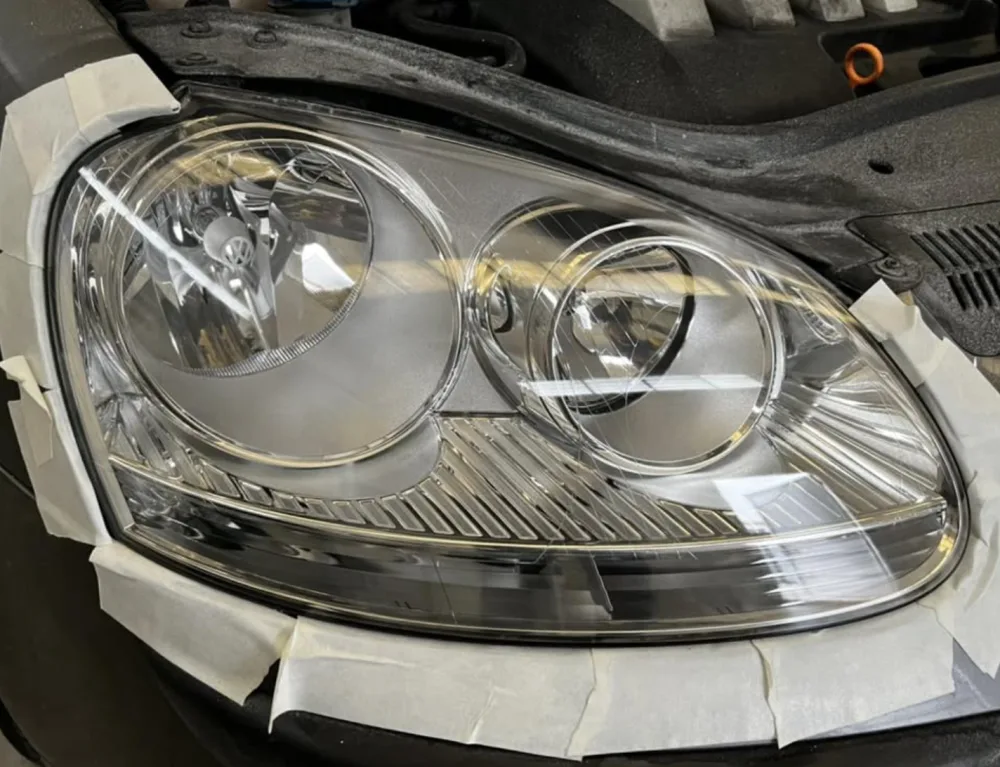Faro auto lucidato e tornato trasparente dopo il trattamento