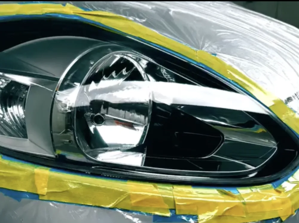 Faro auto lucidato e protetto