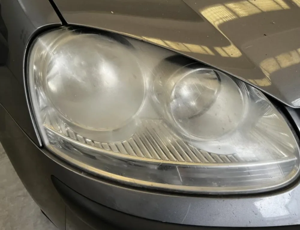 Faro auto ingiallito e opaco prima del trattamento