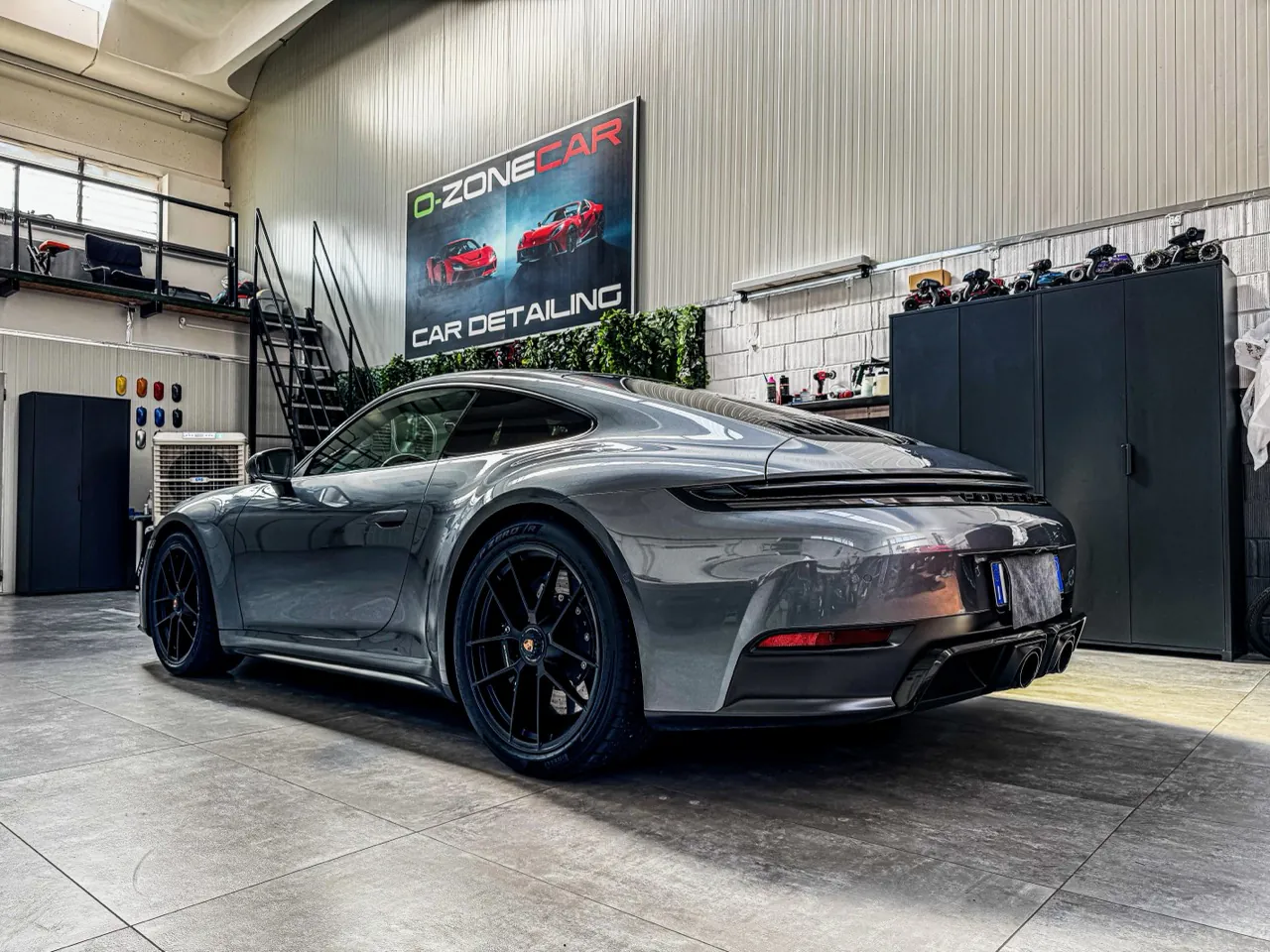 Porsche 911 dopo un intervento di detailing nell’officina O-Zone Car a Parma